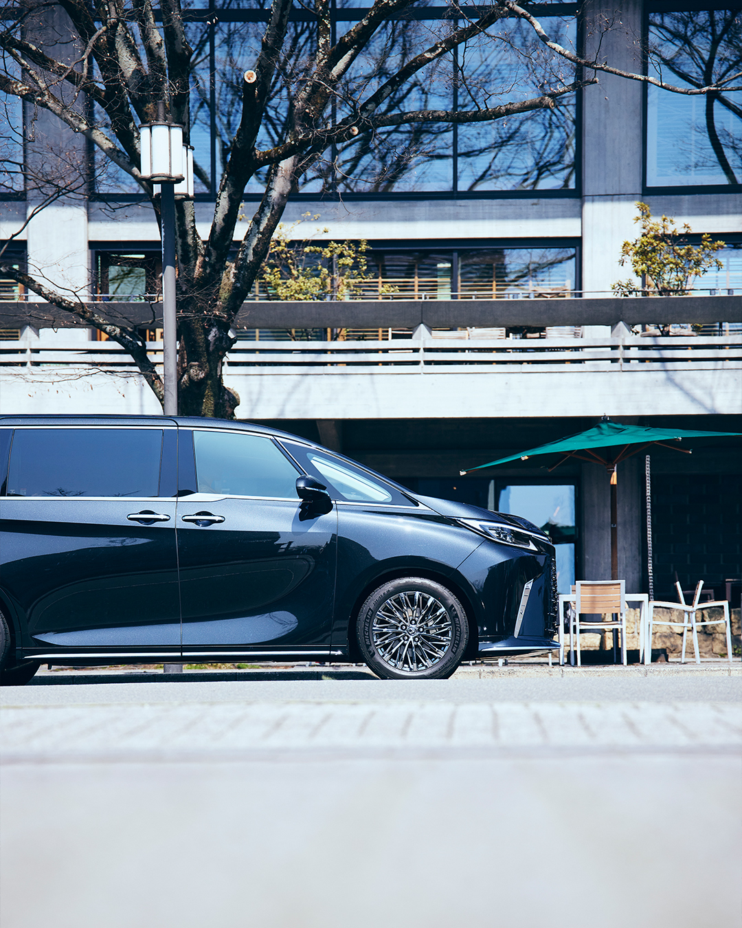 レクサスLM売れ行きが大苦戦？2000万円の壁とは