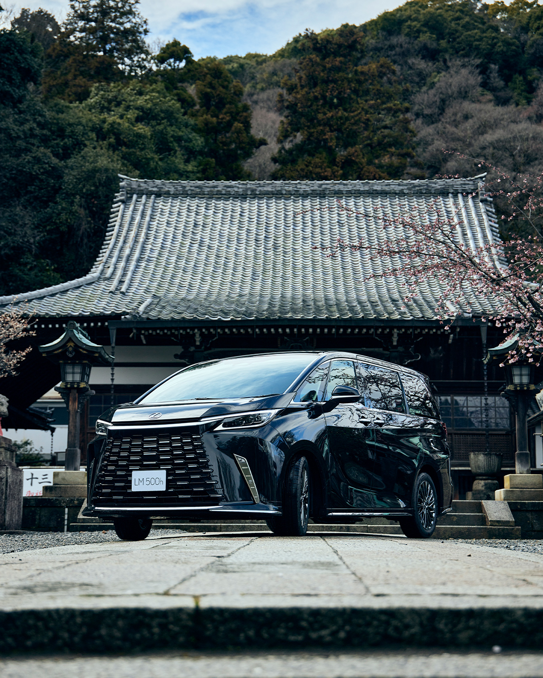 レクサスLM売れ行きが大苦戦？2000万円の壁とは